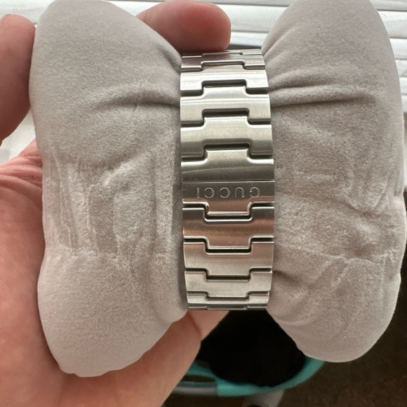 Gucci G timeless, only worn once. Practically brand new as well as the box. - Picture 2 of 6